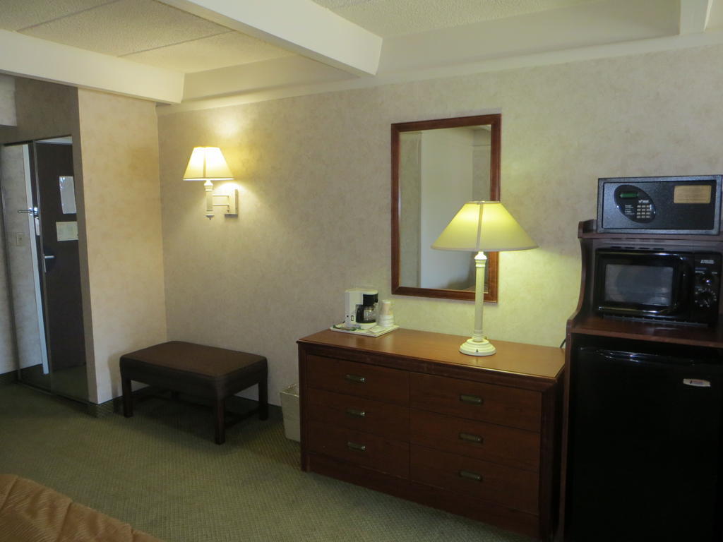 Rodeway Inn Скокі Номер фото