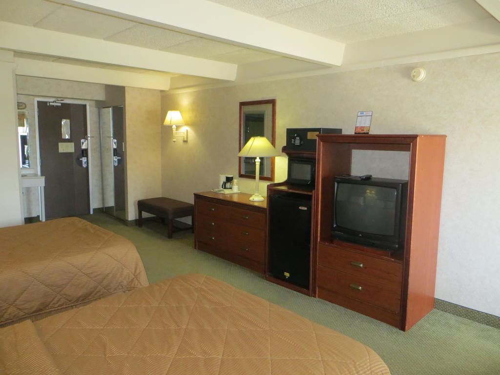 Rodeway Inn Скокі Номер фото
