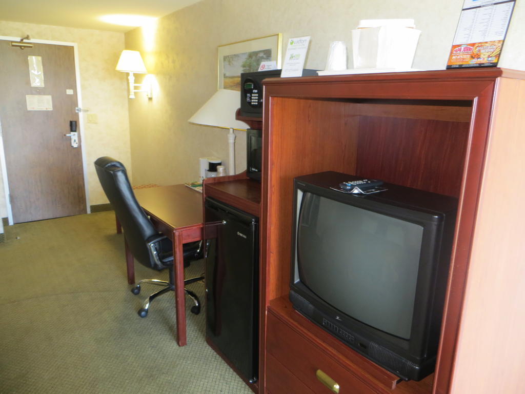 Rodeway Inn Скокі Номер фото
